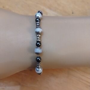 Women's beaded bracelet